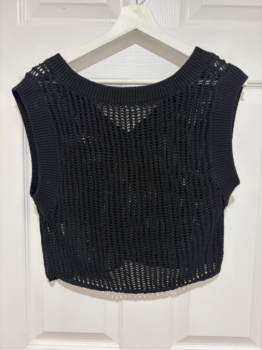 Women’s Ardene Cropped Open Knit V-Neck Sleeveless Black Vest~Size Medium - Picture 2 of 3